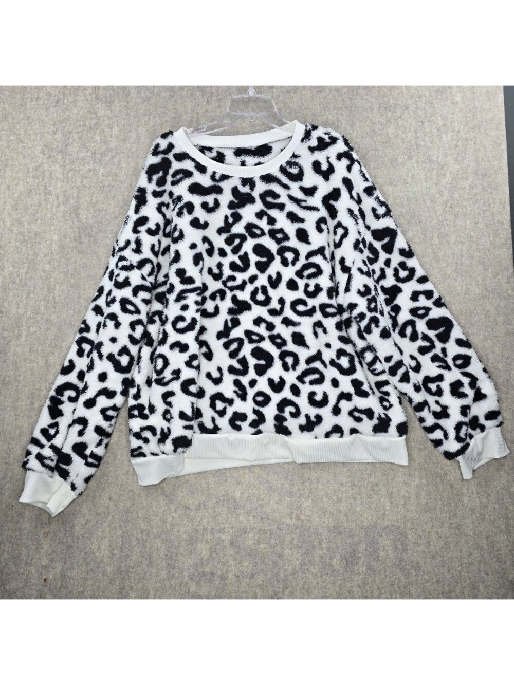 Black & White Womens Fuzzy Leopard Print Sweatshirt Size 5XL Cozy Soft Pullover